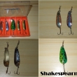 Shakespeare tpytky + 2 krt Pflueger Linker tpytky - Vpravo nahoe a vlevo dole naobrzku jsou tpytky Shakespeare Cather Blinker 4306 silber a 4307 gold - dlka 50 mm.  Vpravo dole je zelenoern tpytka Shakespeare 4315 - dlka 50 mm.